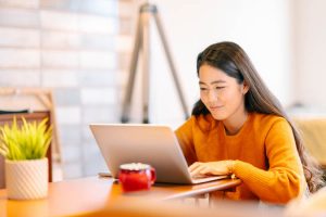 Woman using Tenant Web Access personalization features on her computer